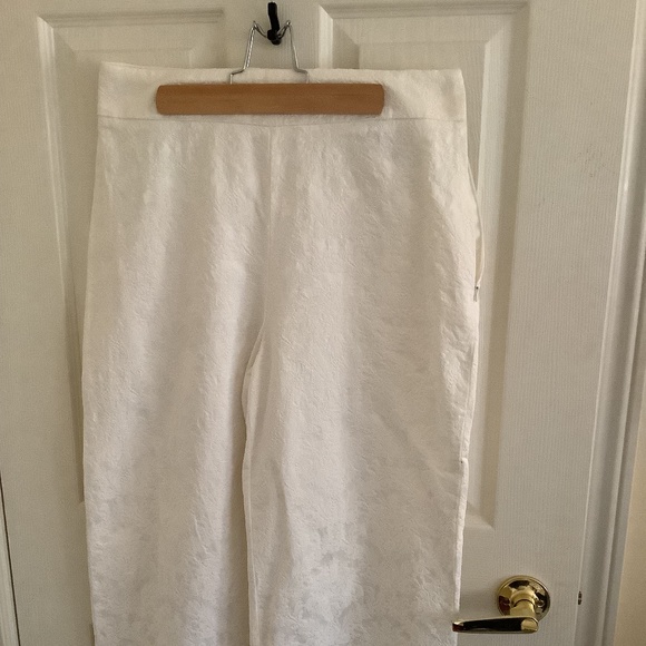 Beautiful jacquard white cropped Zara pants.  Large. Like new - Picture 1 of 3